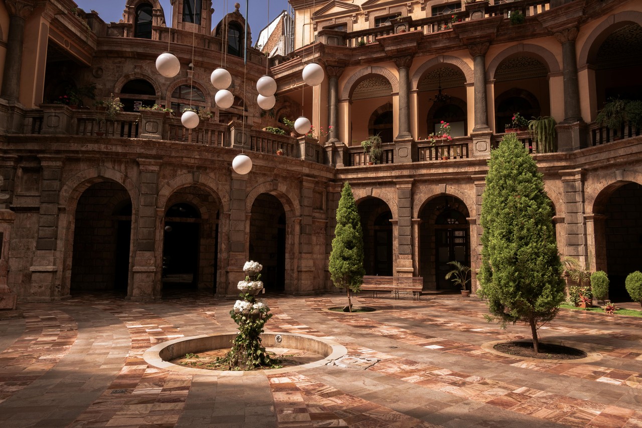 Patio colonial de Cuenca con arquitectura tradicional ecuatoriana