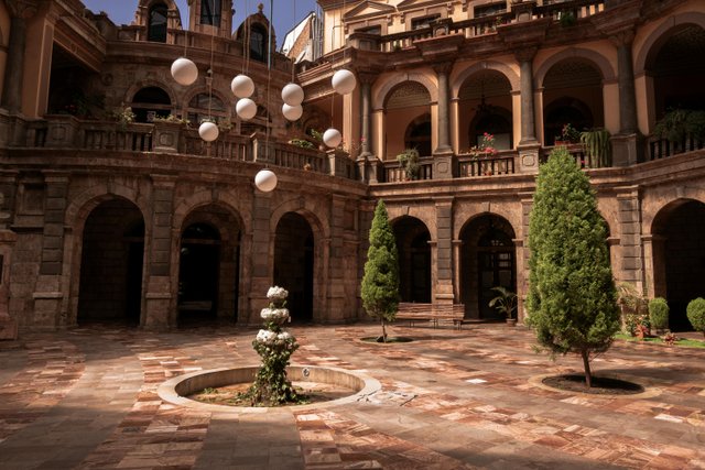 Patio colonial de Cuenca con arquitectura tradicional ecuatoriana
