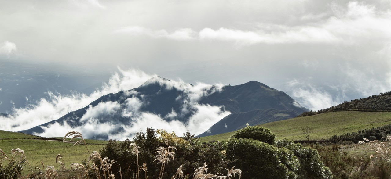 Paisaje andino de la sierra norte ecuatoriana con volcán