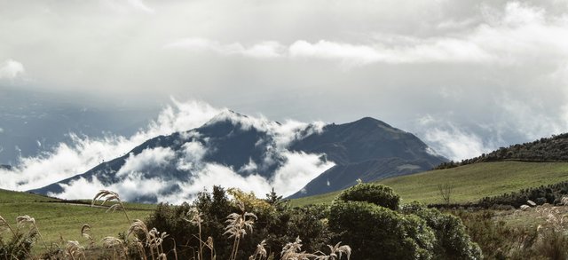 Paisaje andino de la sierra norte ecuatoriana con volcán