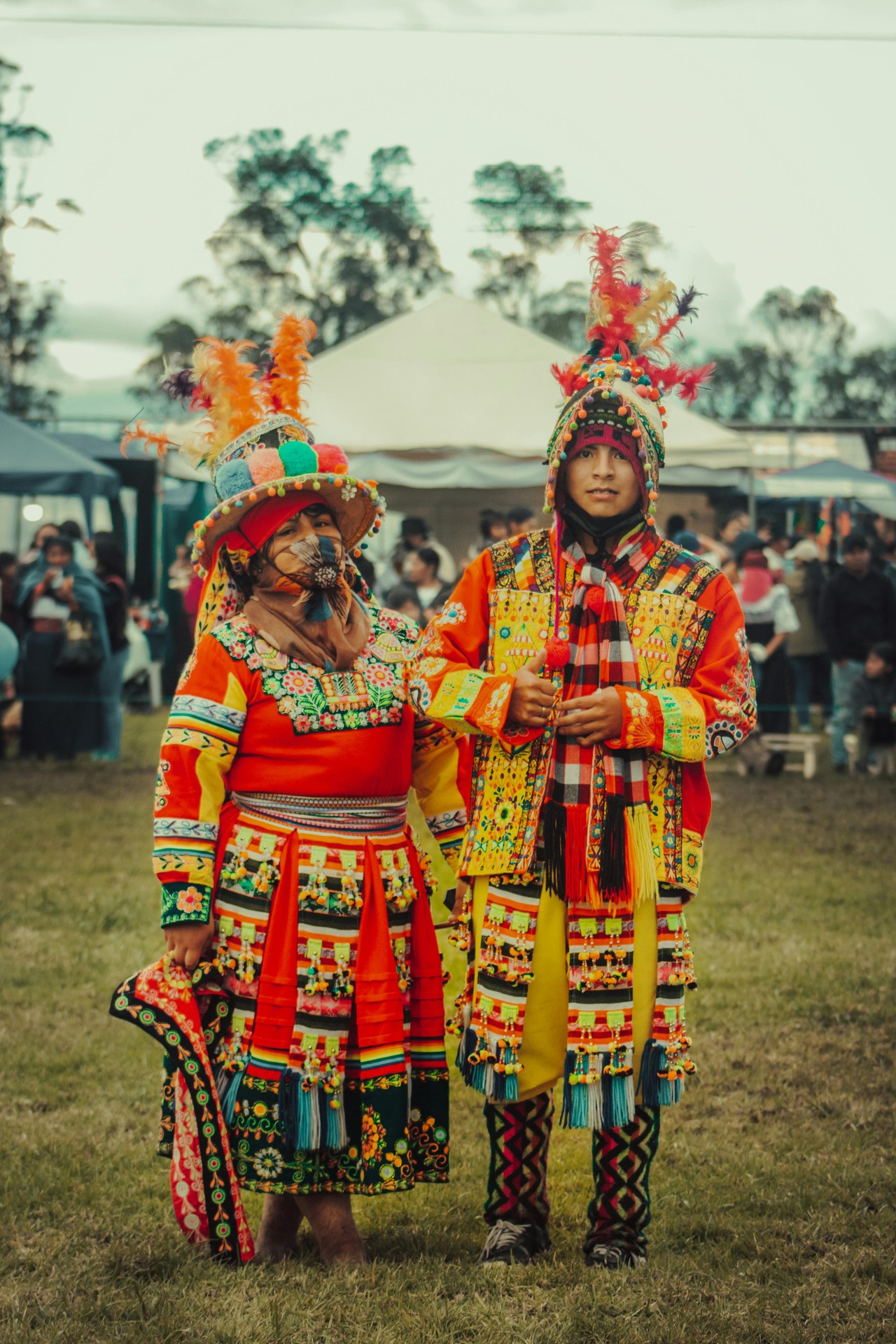 Familia indígena en traje tradicional de Otavalo