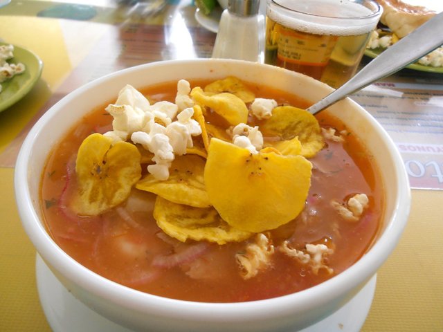 Encebollado ecuatoriano tradicional con plátano frito