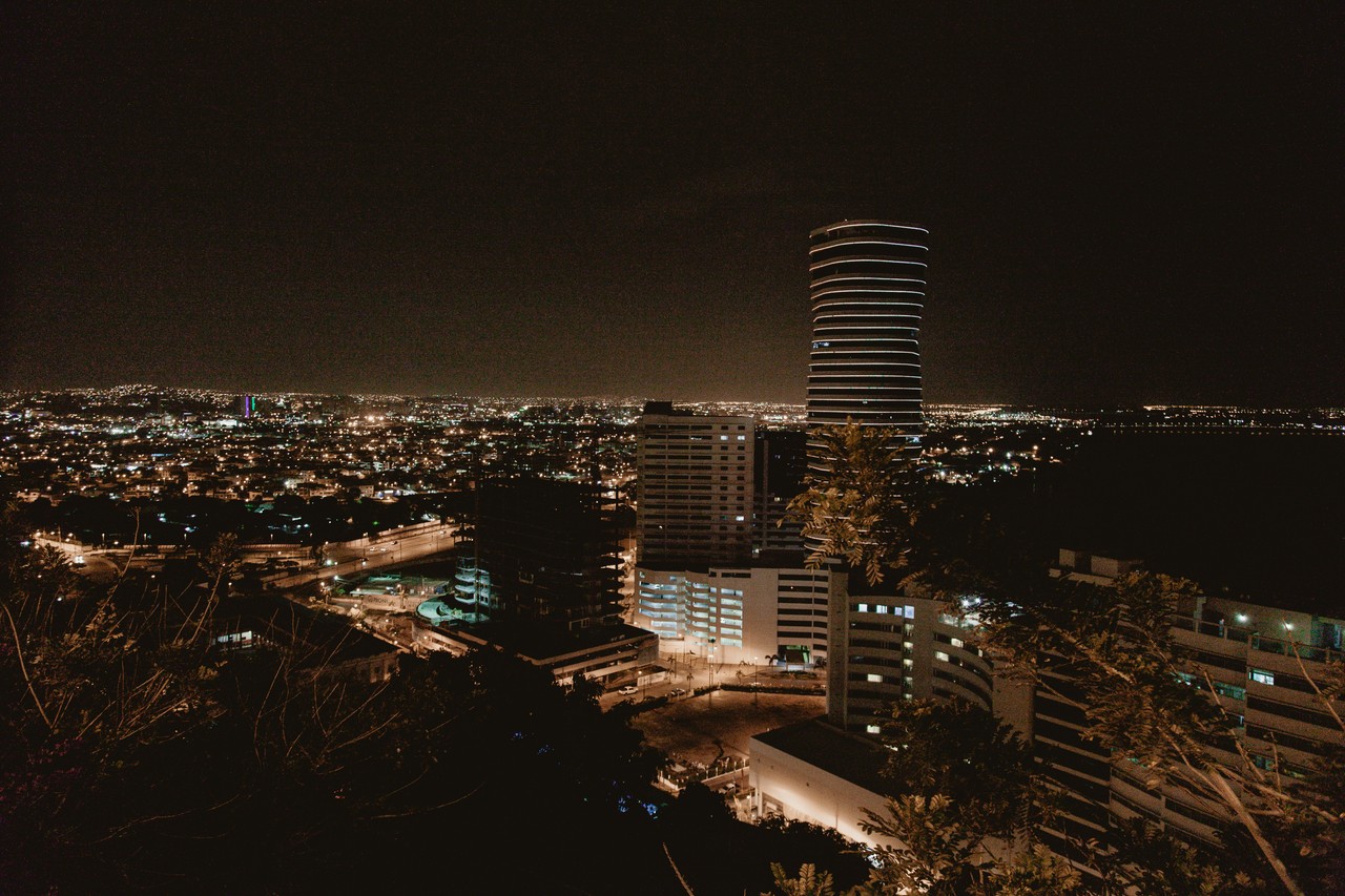 Skyline nocturno de Guayaquil