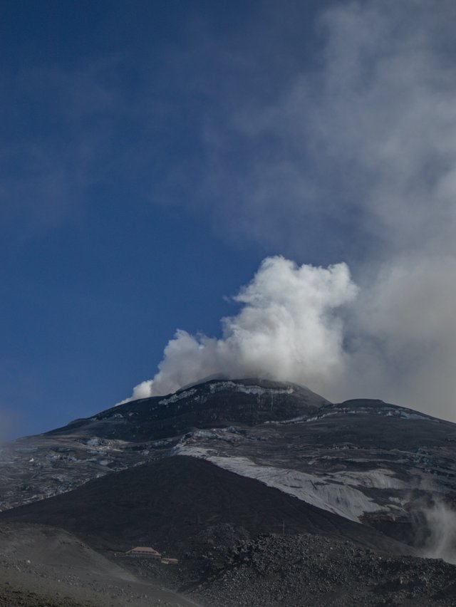 Volcán Cotopaxi en actividad con emisión de gases