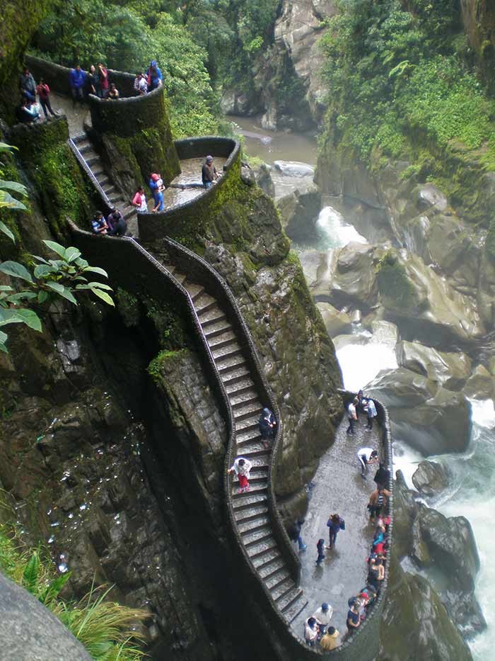Cascada y escalinata en Baños de Agua Santa