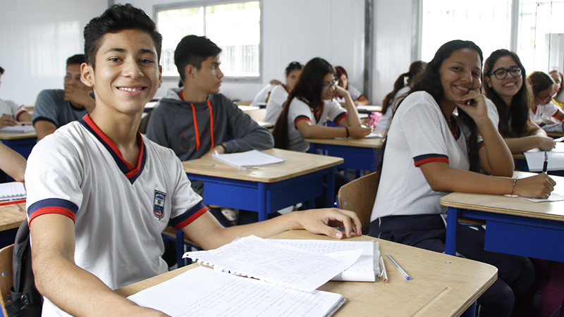 Estudiantes en clase de educación básica en Ecuador