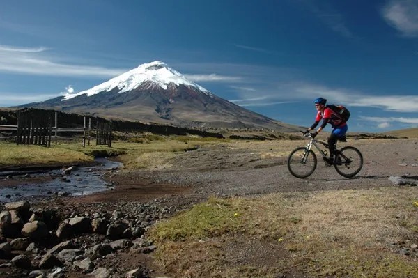 Ciclista en ruta del volcán nevado ecuatoriano