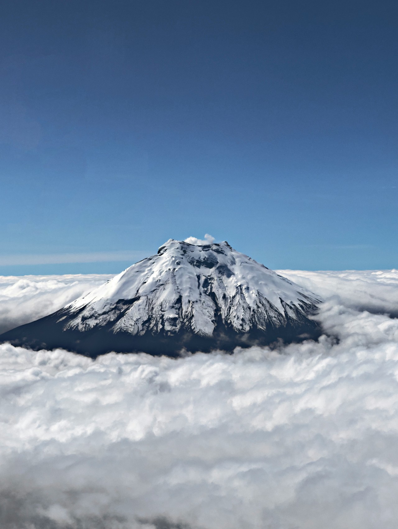 Volcán Chimborazo sobre el mar de nubes
