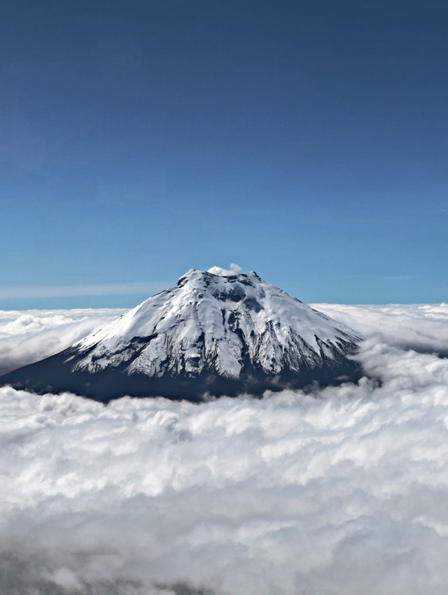 Volcán Chimborazo sobre el mar de nubes