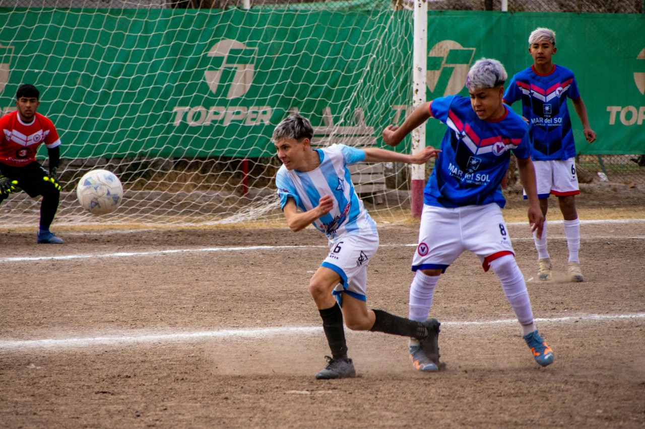 Partido de fútbol Liga de Quito en acción