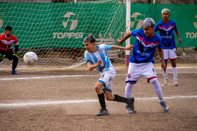 Partido de fútbol Liga de Quito en acción