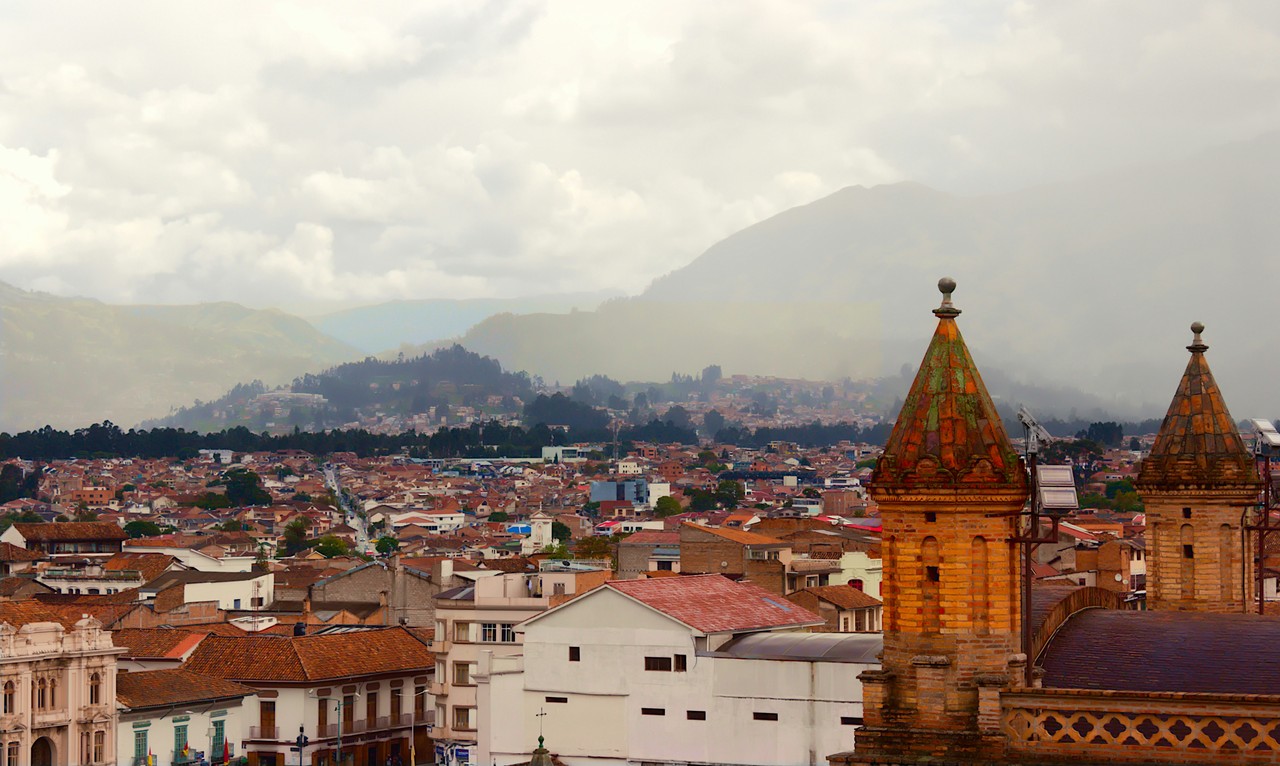 Vista aérea del centro histórico de Cuenca con la Catedral Nueva