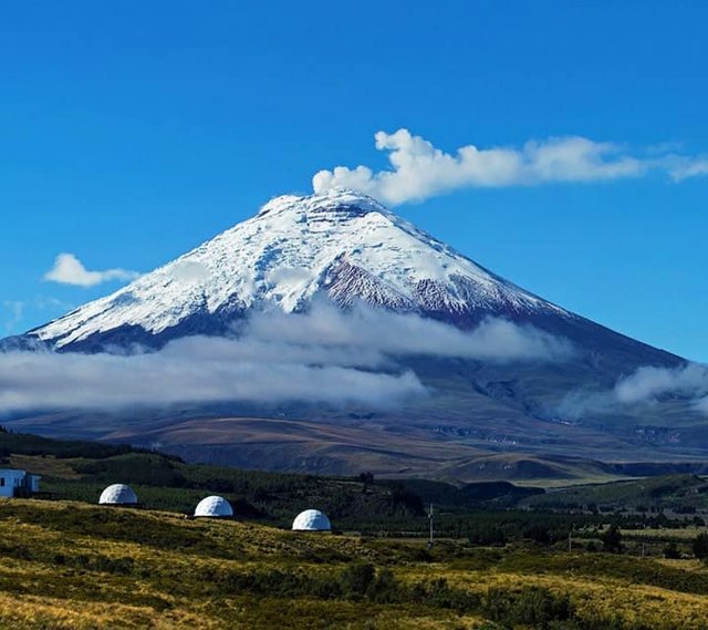 Volcán Cotopaxi con nieve y observatorios astronómicos
