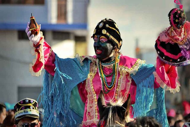 Celebración tradicional de fiestas populares en Ecuador