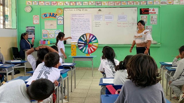 Clase de educación en escuela ecuatoriana