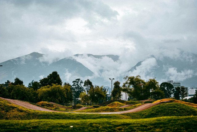 Paisaje de los Andes ecuatorianos con montañas nubladas