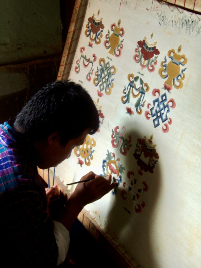Artesano ecuatoriano pintando diseños tradicionales