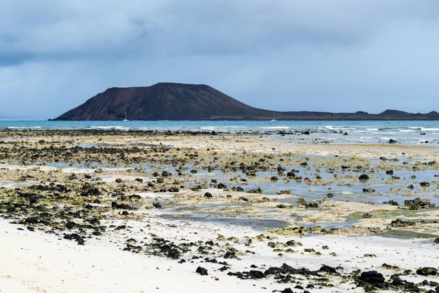 Isla volcánica de Galápagos con costa rocosa