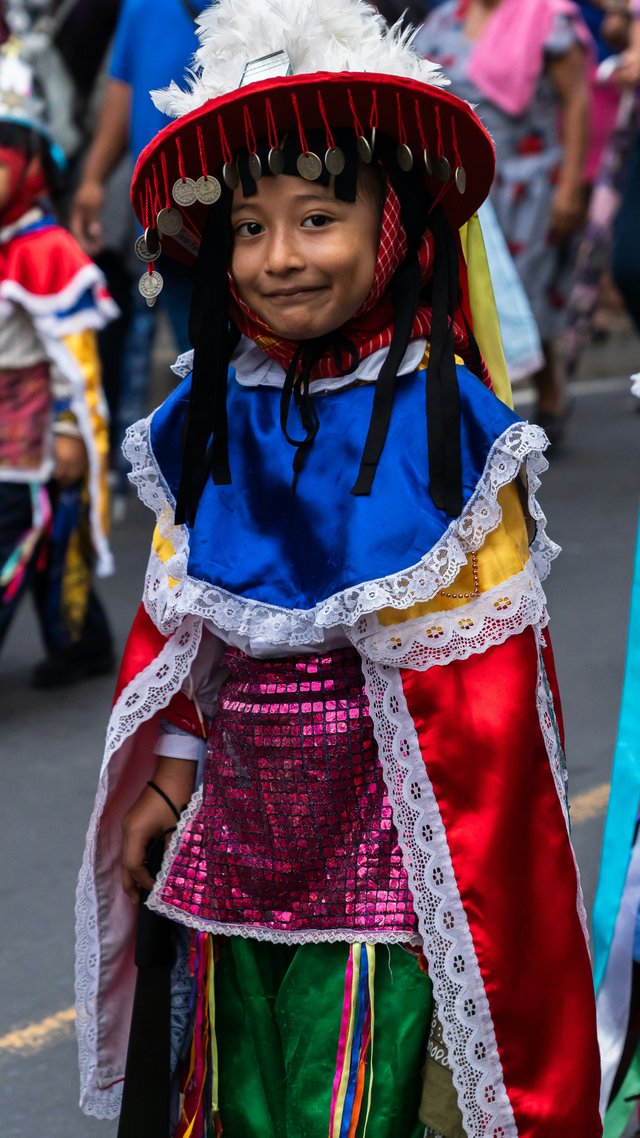 Niño en traje tradicional durante festividad ecuatoriana