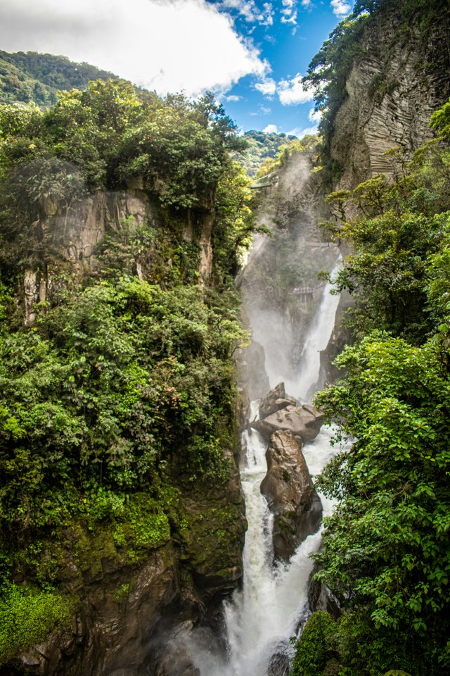 Cascada en Baños de Agua Santa: uno de los destinos naturales más espectaculares de Ecuador